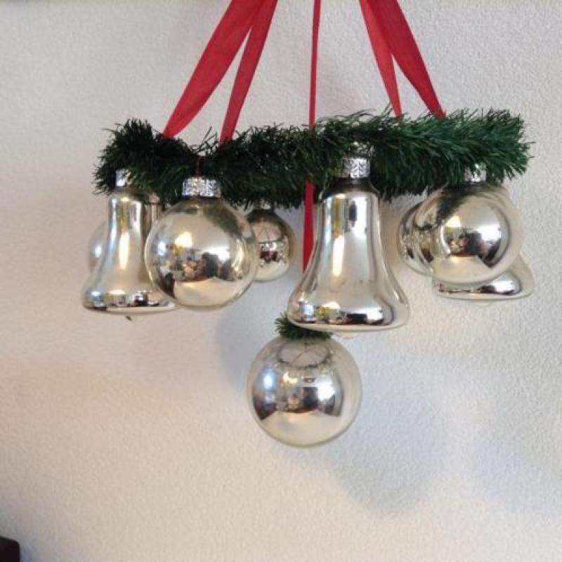 Kerst. Vintage Kerstkrans met 11 ballen/klokjes