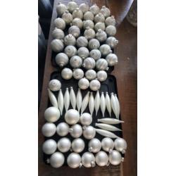 73 mat witte kerstballen met zilver glitters