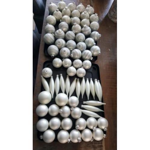 73 mat witte kerstballen met zilver glitters
