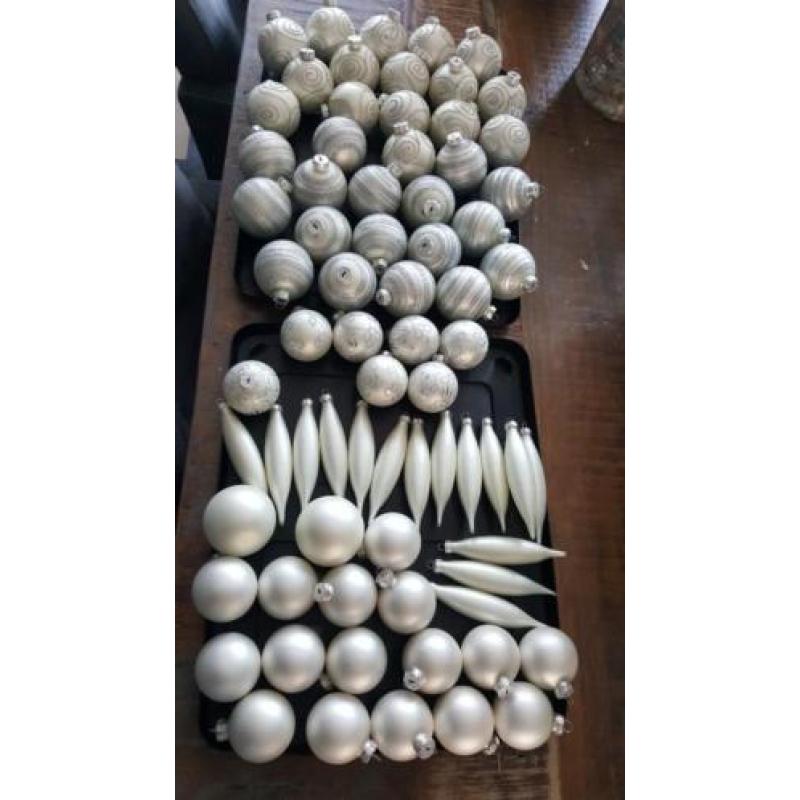 73 mat witte kerstballen met zilver glitters