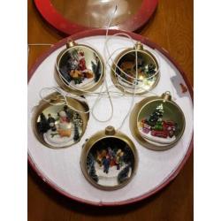 Goudkleurige kerstballen met bewegende figuren en verlichtin