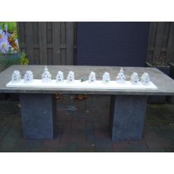 kerstdorp met verlichting op houten plank