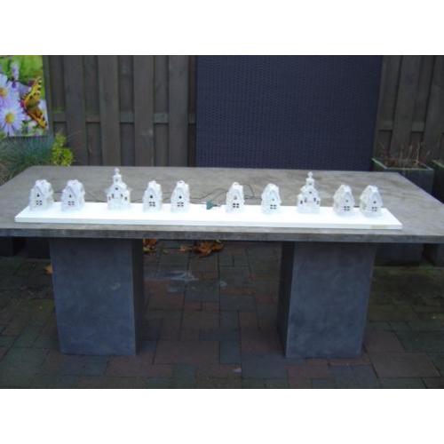 kerstdorp met verlichting op houten plank