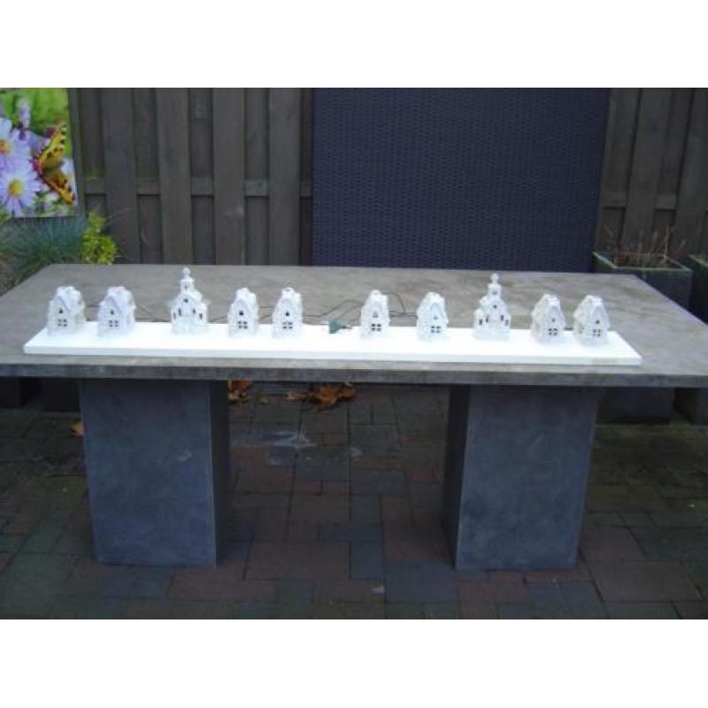 kerstdorp met verlichting op houten plank