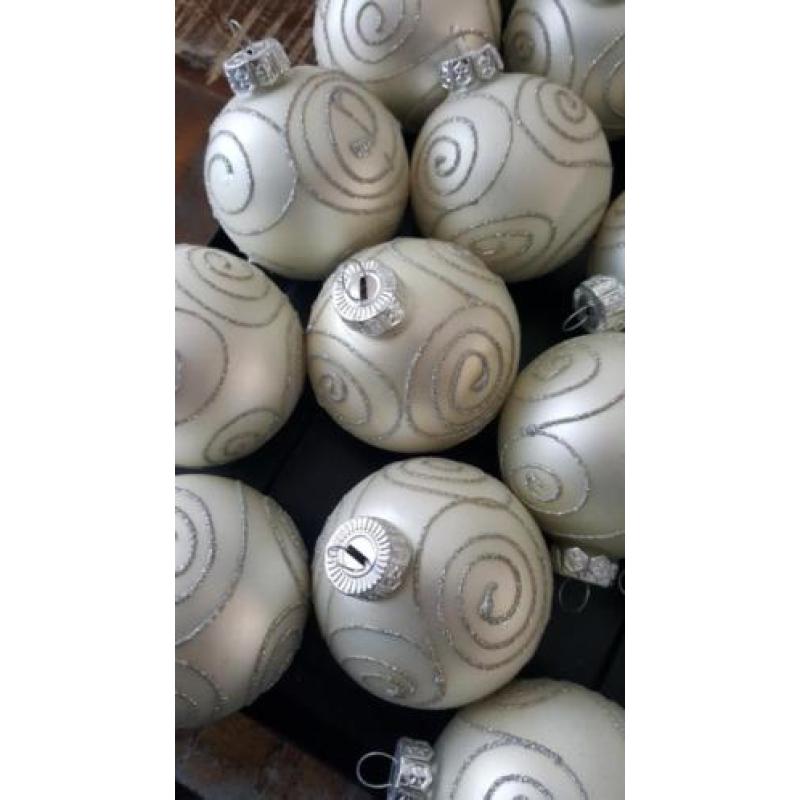 73 mat witte kerstballen met zilver glitters