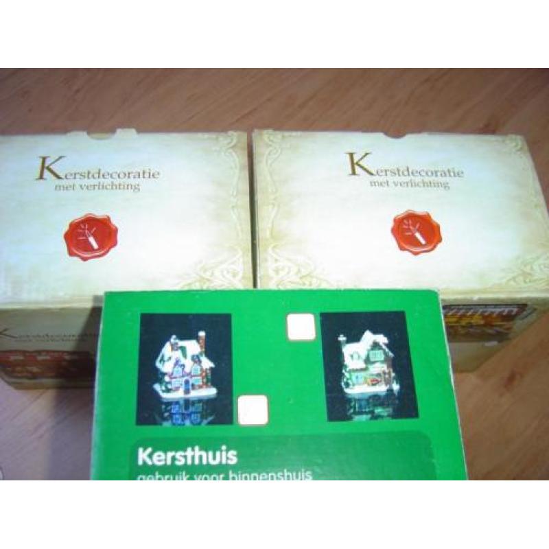 3 kersthuisjes met verlichting