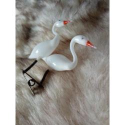 Antieke kerst ornament melkglas geblazen zwanen op klip