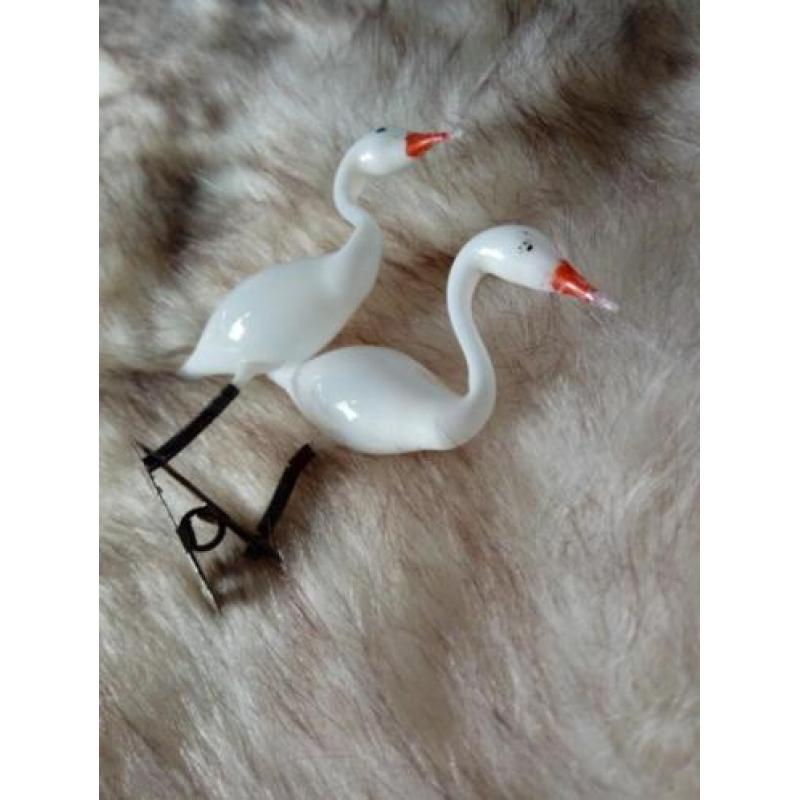 Antieke kerst ornament melkglas geblazen zwanen op klip