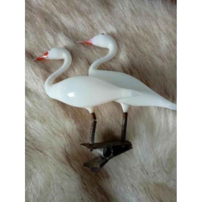 Antieke kerst ornament melkglas geblazen zwanen op klip