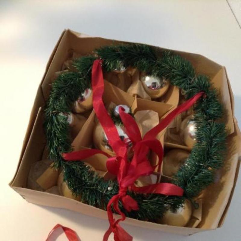 Kerst. Vintage Kerstkrans met 11 ballen/klokjes