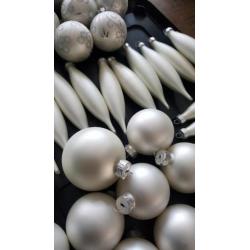 73 mat witte kerstballen met zilver glitters