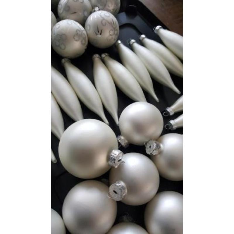 73 mat witte kerstballen met zilver glitters