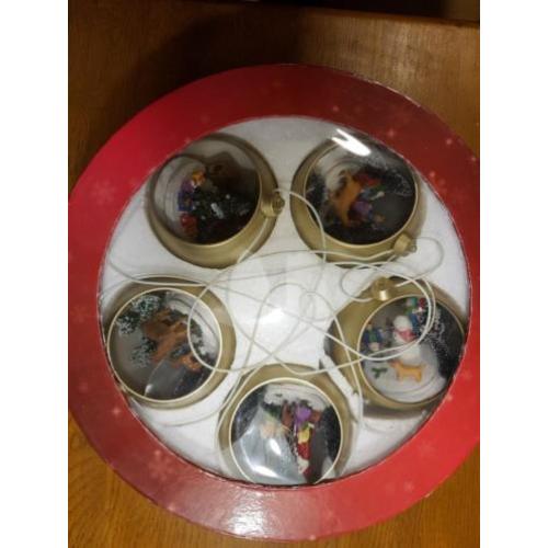 Goudkleurige kerstballen met bewegende figuren en verlichtin