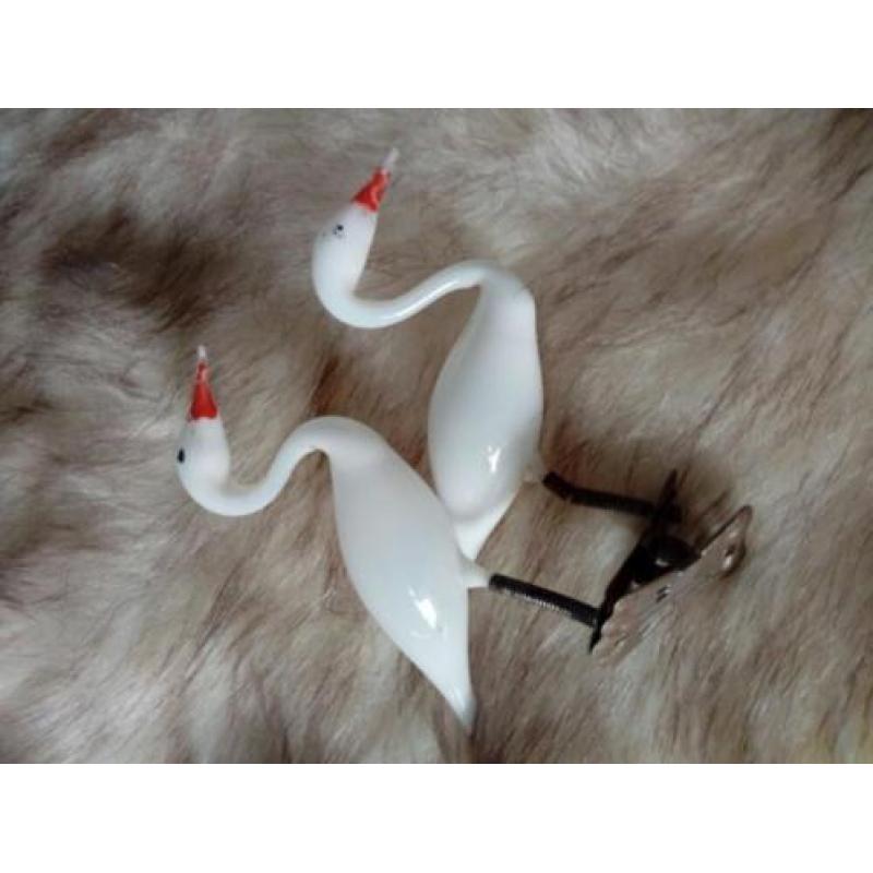 Antieke kerst ornament melkglas geblazen zwanen op klip