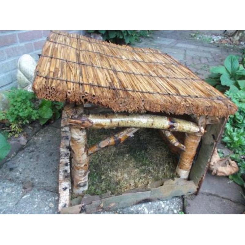 oude kerststal hout met rieten dak