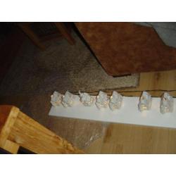 kerstdorp met verlichting op houten plank