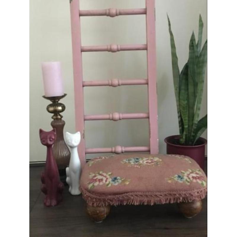 Vintage voetenbankje of poef - Roze retro borduur bloemen