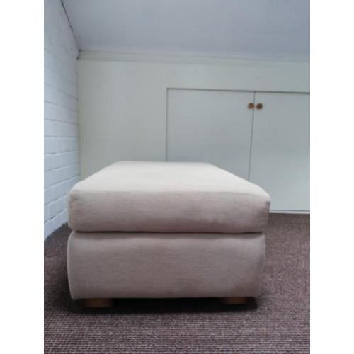Crèmekleurige hocker