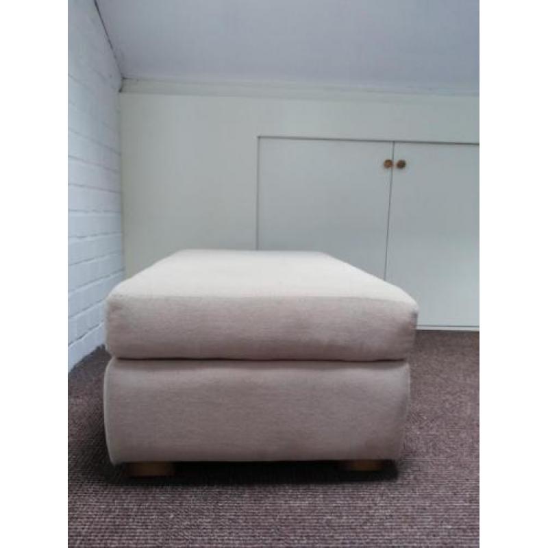 Crèmekleurige hocker