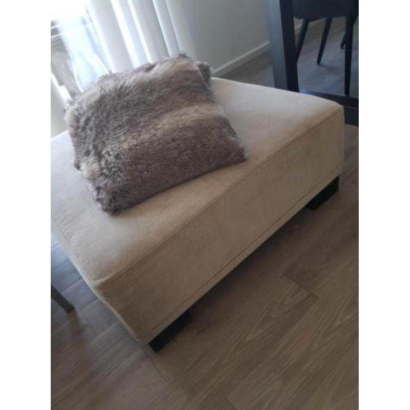 Supermooie grote poef zandkleur