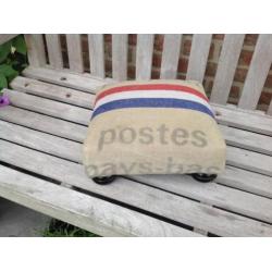 Voetenbankjes 3x ptt post, geborduurd en met klassieke stof