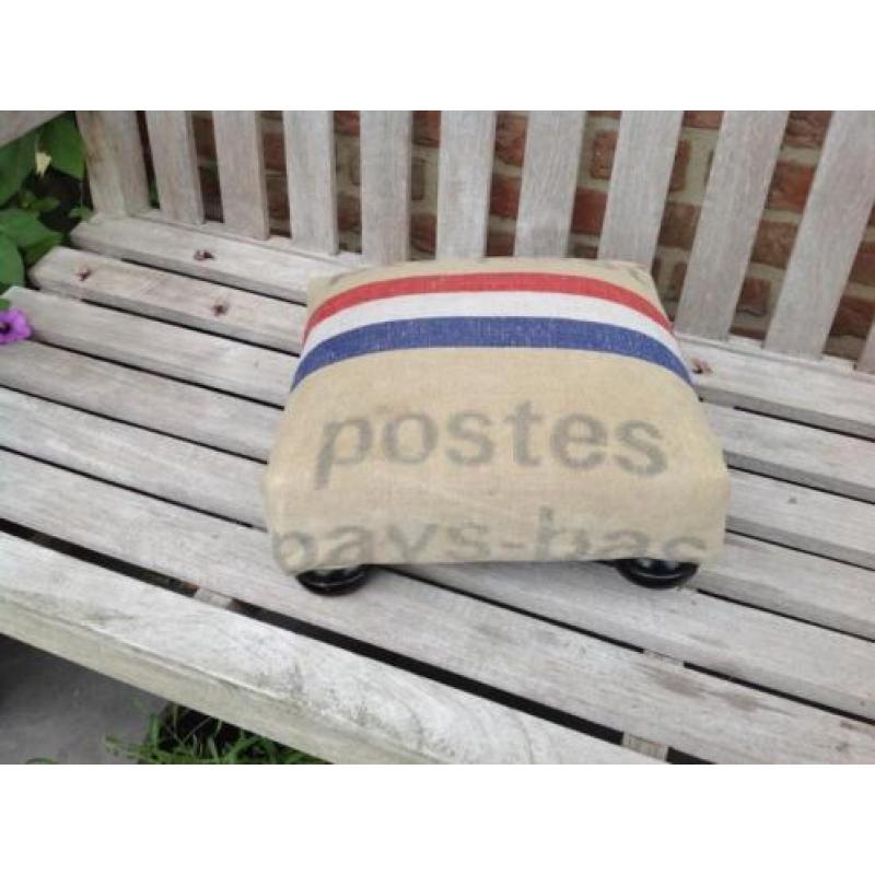 Voetenbankjes 3x ptt post, geborduurd en met klassieke stof