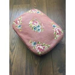 Vintage voetenbankje of poef - Roze retro borduur bloemen
