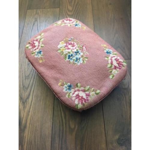 Vintage voetenbankje of poef - Roze retro borduur bloemen
