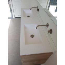 strakke luxe dubbele wastafel corian mat wit