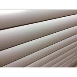Licht grijze Luxaflex raambekleding 5 cm