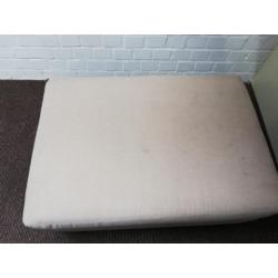 Crèmekleurige hocker