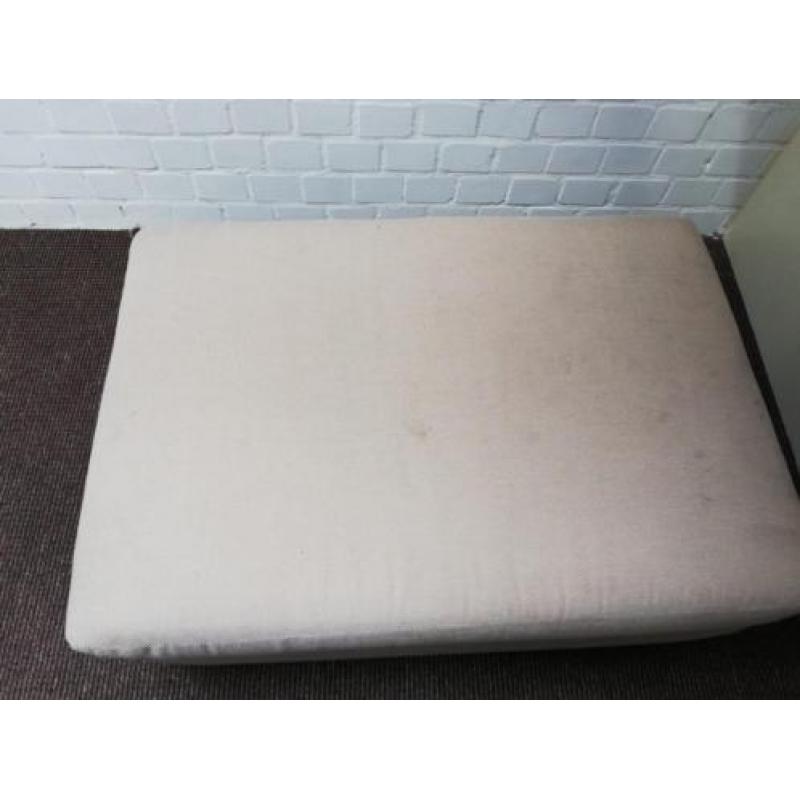 Crèmekleurige hocker