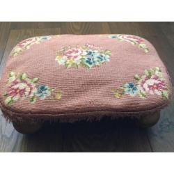 Vintage voetenbankje of poef - Roze retro borduur bloemen