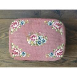 Vintage voetenbankje of poef - Roze retro borduur bloemen