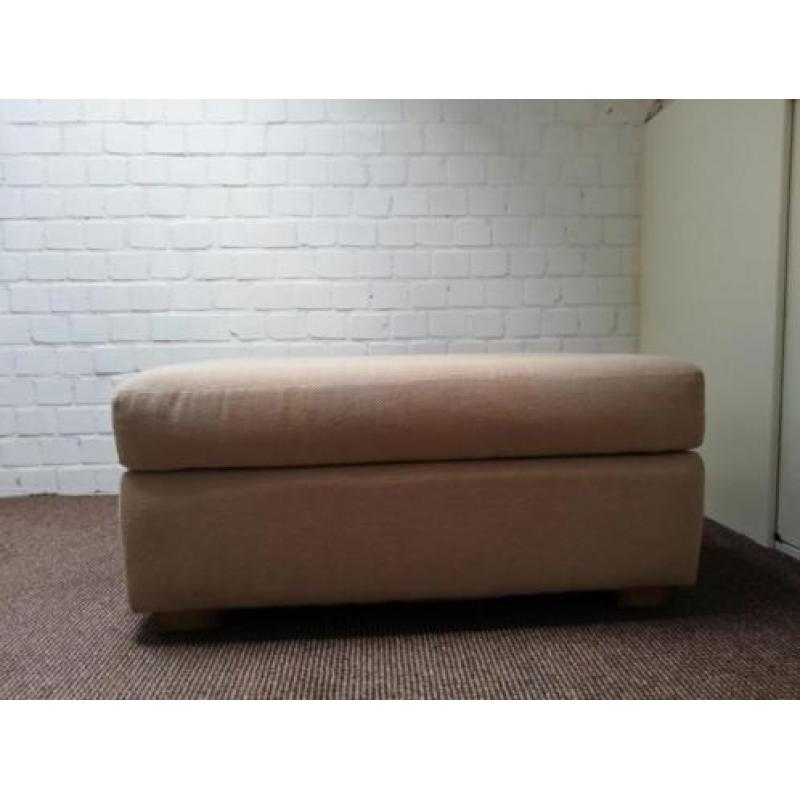 Crèmekleurige hocker