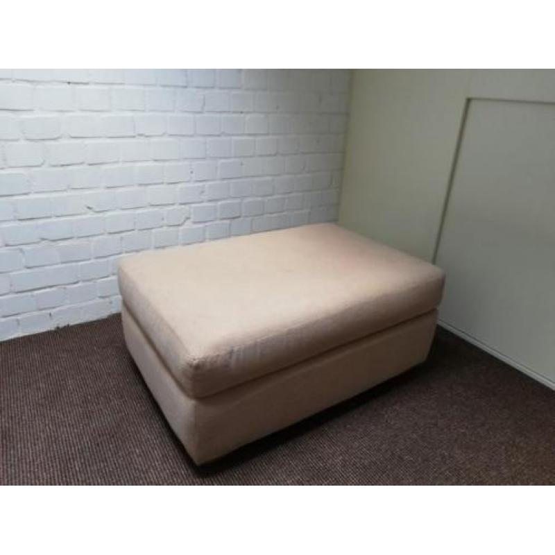 Crèmekleurige hocker