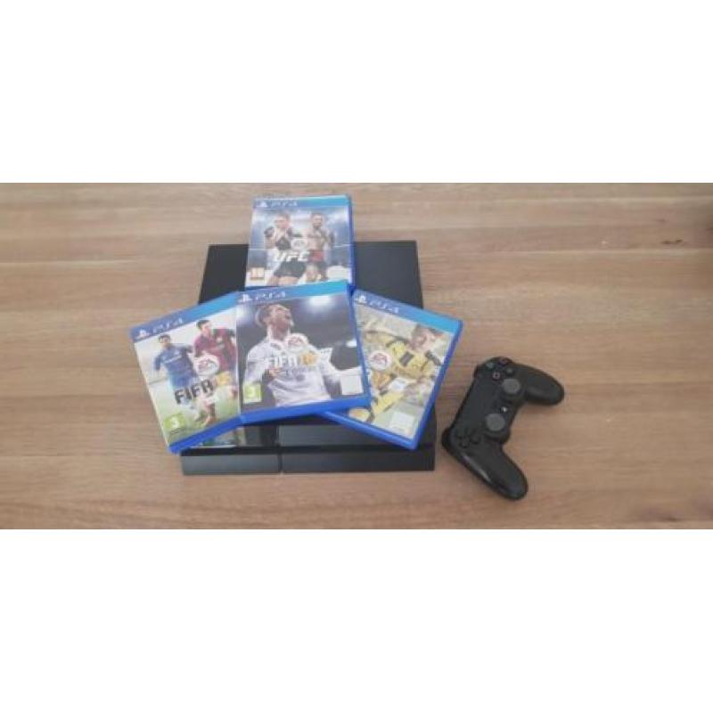 Te Koop Ps4 plus 2 controllers en 4 games.