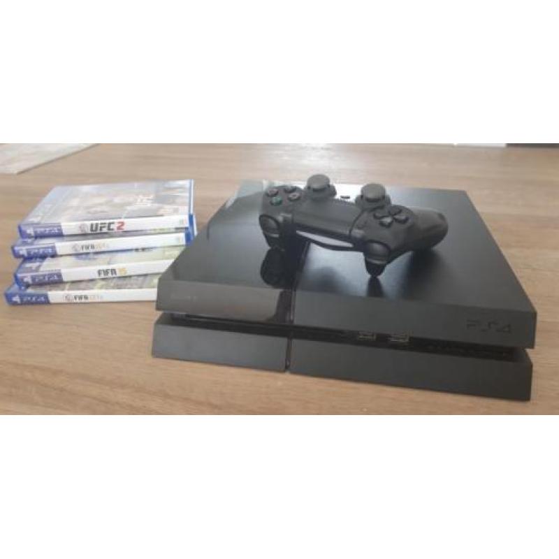 Te Koop Ps4 plus 2 controllers en 4 games.