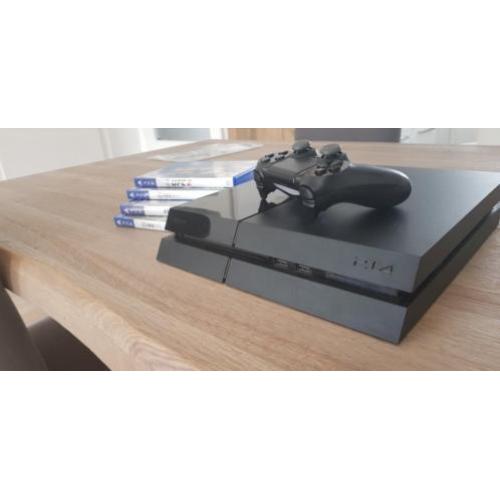 Te Koop Ps4 plus 2 controllers en 4 games.