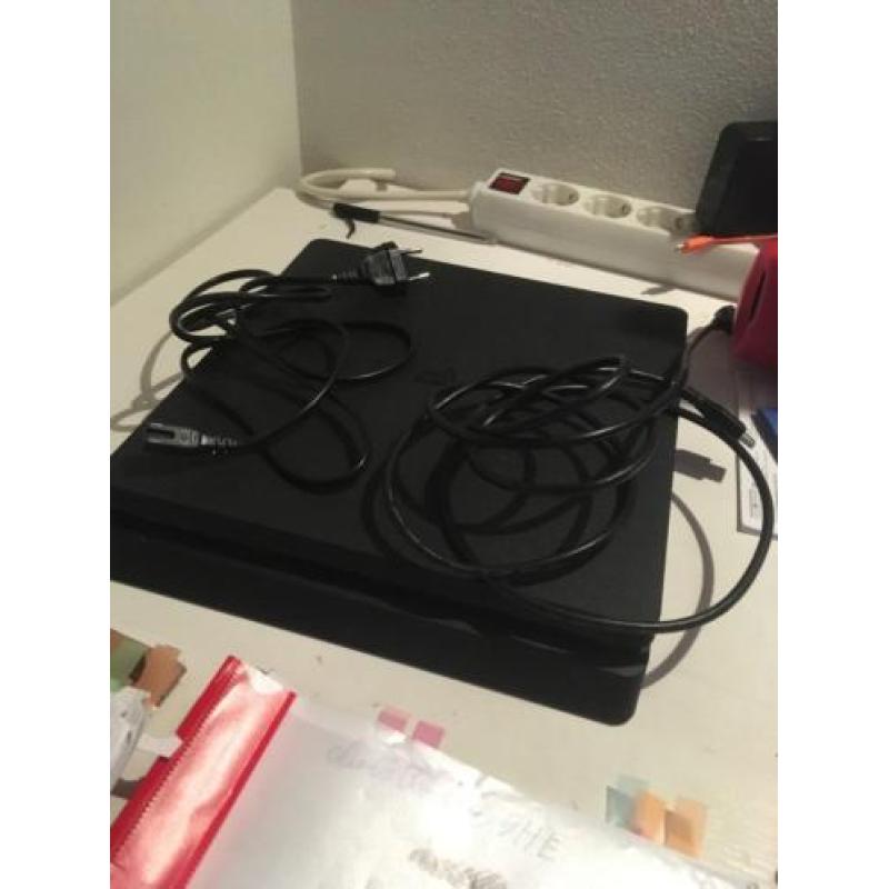 Playstation 4 Slim 500GB en 2 controllers