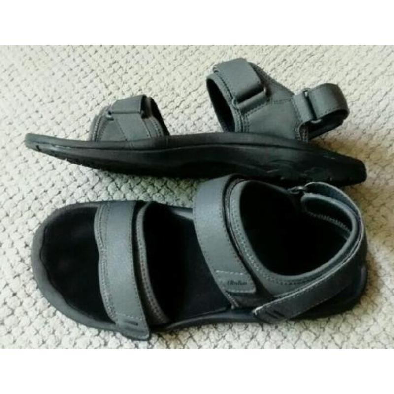 OluKai. In Nieuwstaat, leren sandalen mt44.
