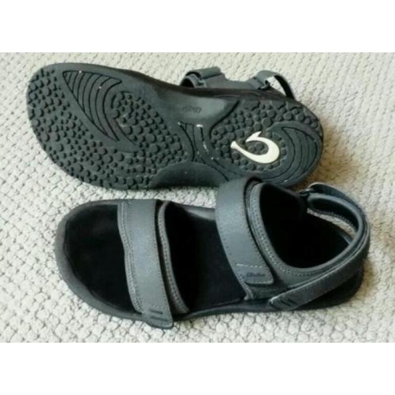 OluKai. In Nieuwstaat, leren sandalen mt44.