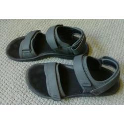OluKai. In Nieuwstaat, leren sandalen mt44.