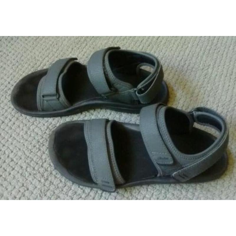 OluKai. In Nieuwstaat, leren sandalen mt44.