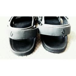 OluKai. In Nieuwstaat, leren sandalen mt44.