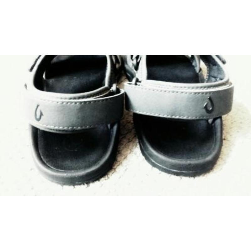 OluKai. In Nieuwstaat, leren sandalen mt44.
